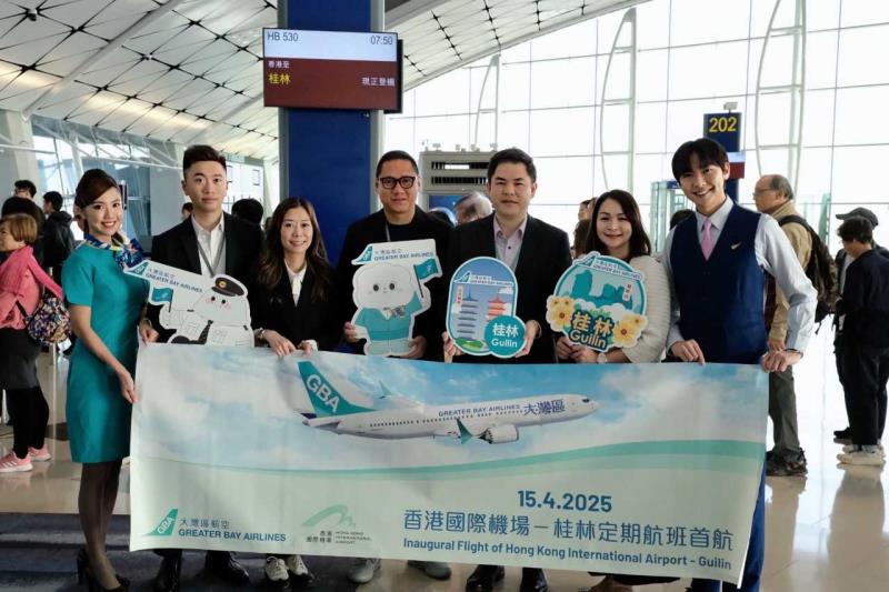 大灣區航空的桂林定期航班今早正式投入服務，進一步開拓其內地飛 行網絡。首航班機的乘客登機出發前，香港機場管理局助理總經理— 航空網絡發展莊偉褀先生（右三）及大灣區航空管理層代表親臨香港 國際機場送行。