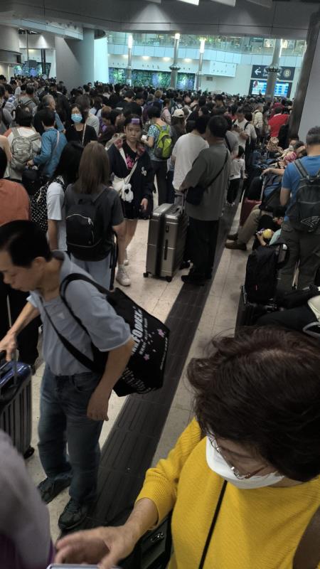 一連四日的復活節長假期展開，在高鐵西九龍站大批市民「打蛇餅」排隊入閘。