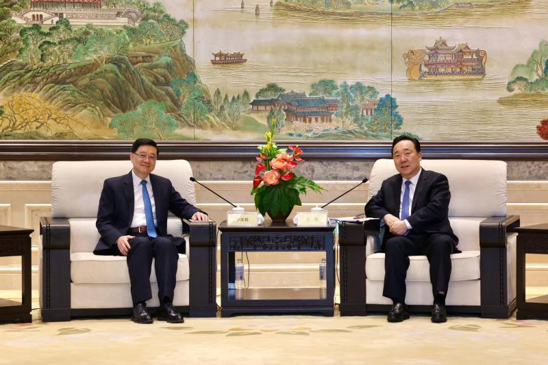 李家超(左)與浙江省委書記王浩(右)會面.    李家超facebook