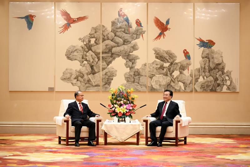 中總會長蔡冠深率團拜會江蘇省委書記信長星。 （中總提供圖片）