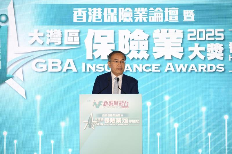 許正宇呼籲在外成立而主要業在港的保險公司遷冊來港，應對外在不利因素。