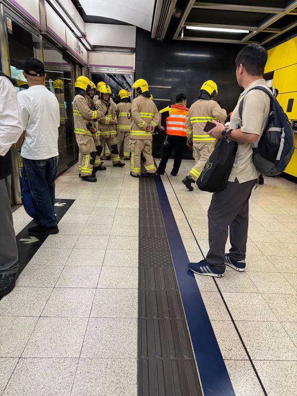 港鐵將軍澳綫北角站至調景嶺站之間有電力設備故障，服務受阻，在油塘站有消防員在現場候命。