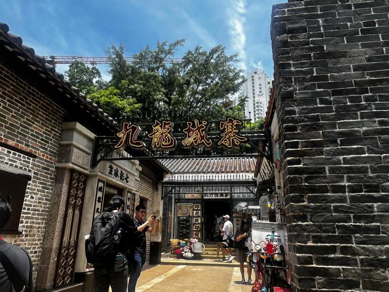 九龍城寨電影場景展明起在寨城公園展出。何家禧攝