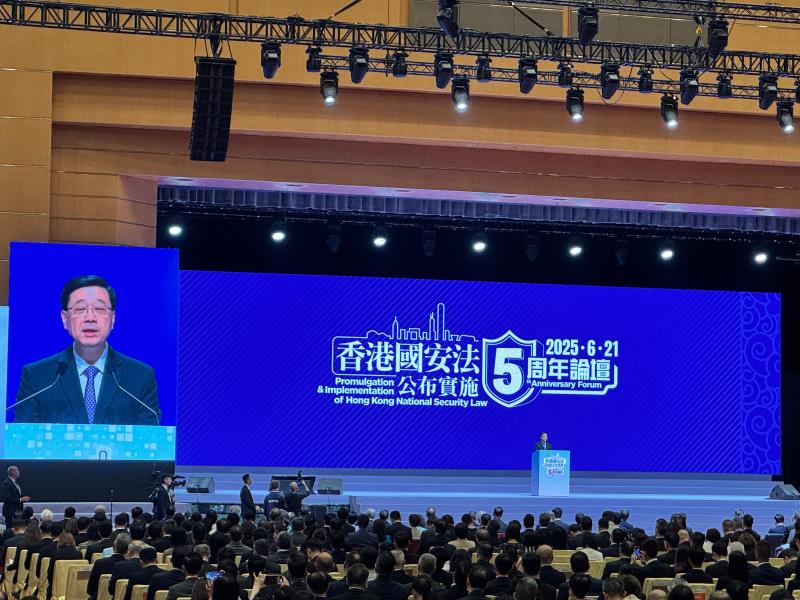 行政長官李家超指出，感謝中央出手支持香港實施國安法，令本港由治及興，香港要珍惜穩守局面，把握發展機會。許詩彤攝。