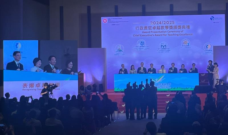 行政長官卓越教學獎舉行頒獎典禮，行政長官李家超、教育局局長蔡若蓮以及其他嘉賓一同主持啓動儀式。（麥佩琳攝）