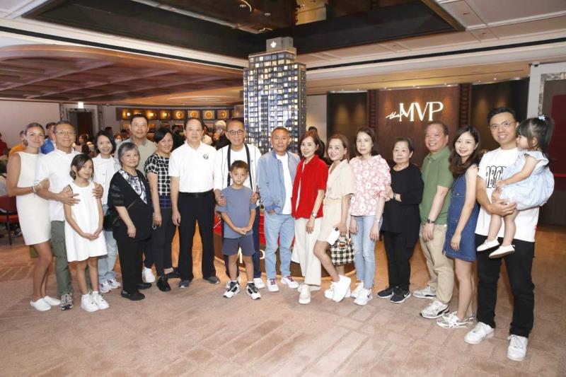 英皇集團主席楊受成今日率領家人到旗下全新半山豪宅項目「the MVP」售樓處參觀。