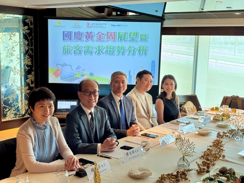 旅議會總幹事楊淑芬（左一）表示，黃金周期間本港節目豐富，相信暢旺氣氛延續至黃金周中後期。方穎暉攝。