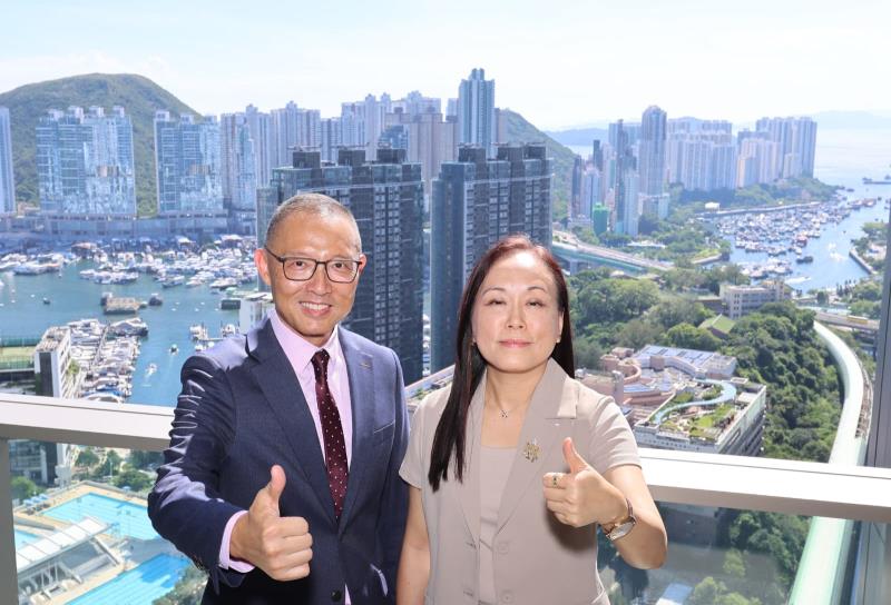 長實郭子威(左)表示，施政報告帶動豪宅需求，計劃短期內上調Blue Coast項目4房戶意向價5%。