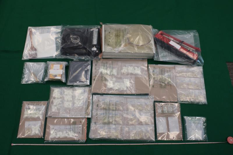 海關在屯門檢獲的懷疑霹靂可卡因，以及懷疑製毒和毒品包裝工具。 （政府新聞處圖片）