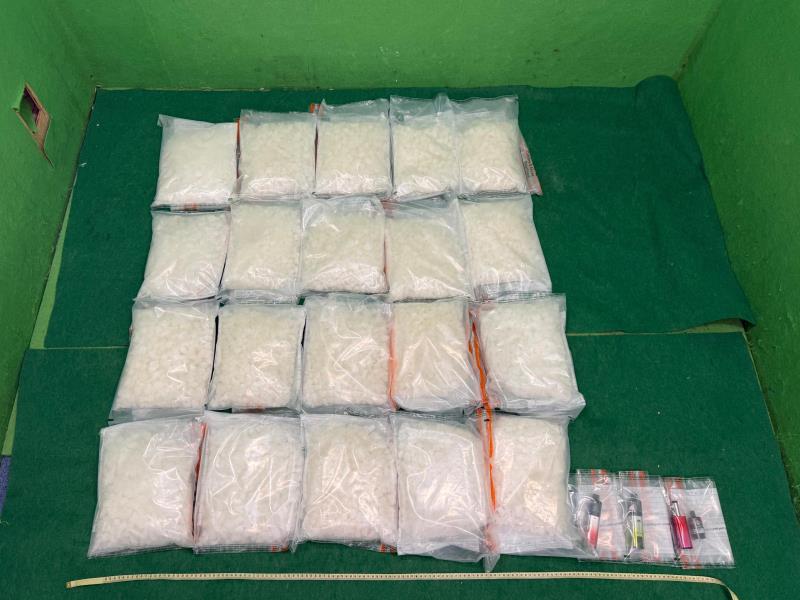 海關在機場檢獲的懷疑氯胺酮及懷疑另類吸煙產品。 （政府新聞處圖片）