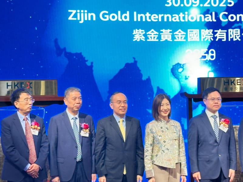 紫金黃金國際首日掛牌，許正宇(中)表示，本港將加速建立國際黃金交易市場。許正宇社交專頁。