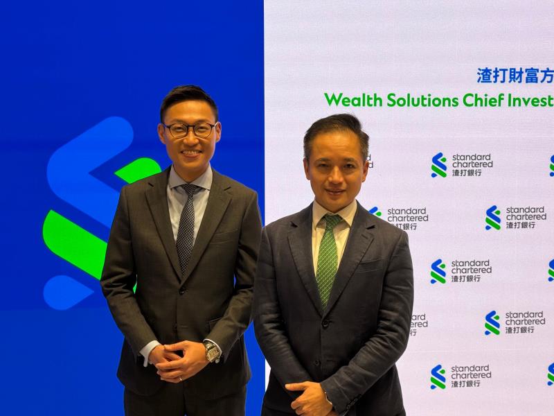 渣打北亞區投資總監鄭子豐（右）表示，政策支持加上內捲緩和，市場有望調高港股盈利增長預測。方穎暉攝。