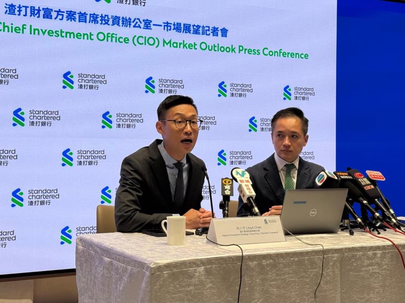 渣打香港區投資策略主管陳正犖（左）預料，美國聯儲局未來一年共減息1厘。方穎暉攝。