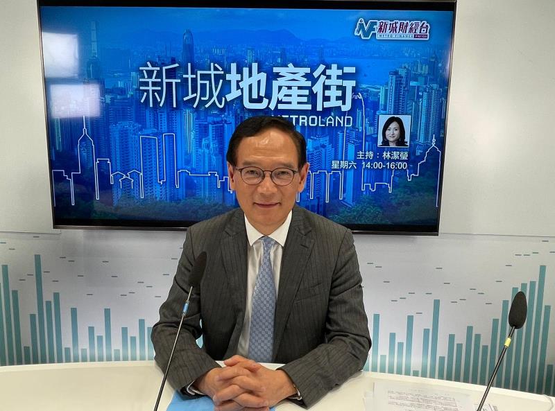 謝偉銓建議政府將部份由公務員負責的設計或顧問工作，轉為由市場負責。