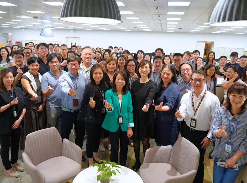恒生銀行新任行政總裁林慧虹正式履新，走訪中環總部各個樓層，親身與多個部門的員工交流。恒生圖片。