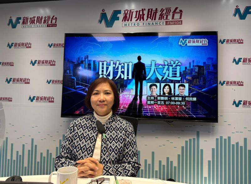 周綺萍表示，本港失業情況已經回穩，十一黃金周零售飲食等行業表現較好，估計失業率會維持平穩，甚至稍為回落。