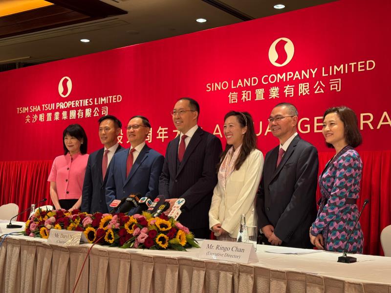 信置主席黃永光（中）表示，看好本港樓市前景。方穎暉攝。