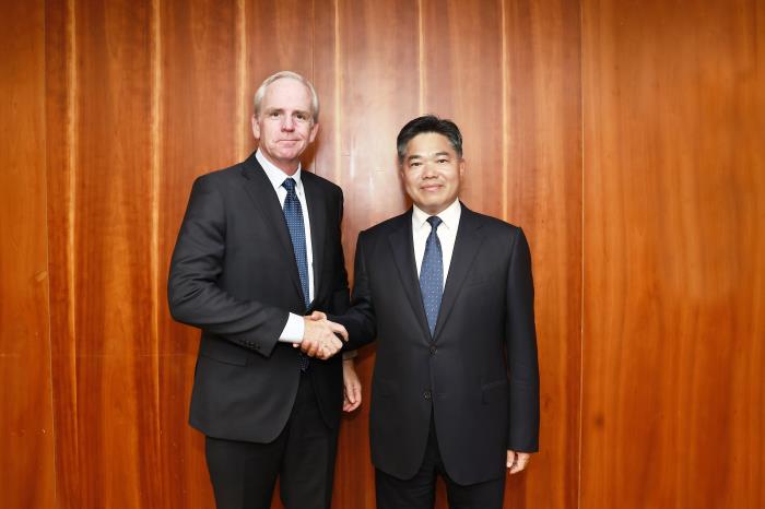 商務部副部長盛秋平(右)，會見沃爾瑪全球公司事務執行副總裁巴特利特。商務部圖片。