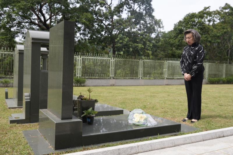 楊何蓓茵到景仰園.，向菲律賓馬尼拉人質事件的死難者獻花。(楊何蓓茵Facebook圖片)