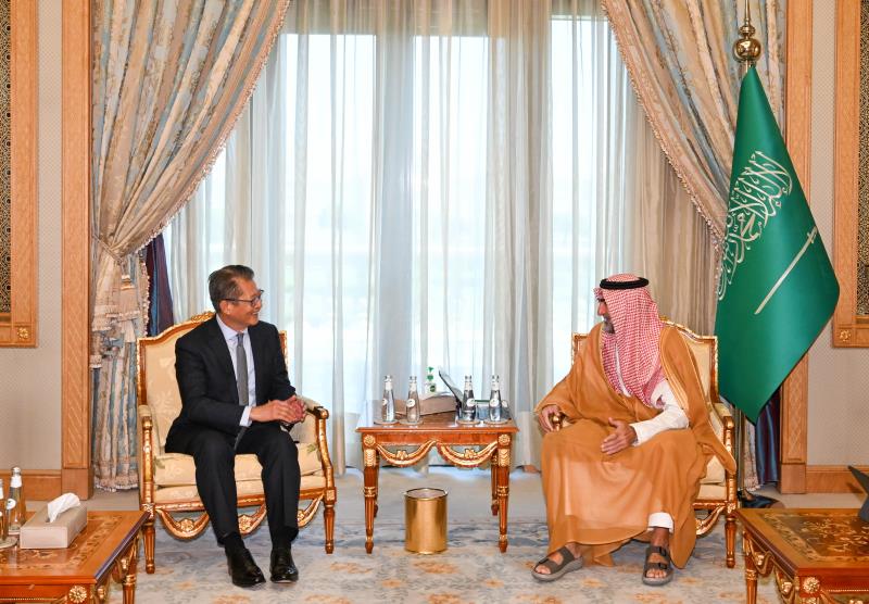 陳茂波（左）與沙特阿拉伯公共投資基金總裁Yasir Othman Al-Rumayyan（右）會面。 （政府新聞處圖片）