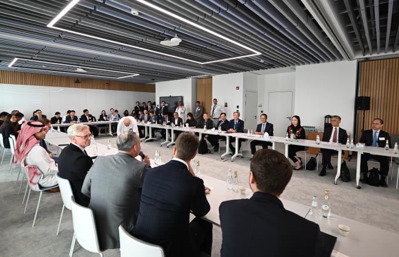 陳茂波（右四）到訪沙特公共投資基金轄下New Murabba Development Company，並與代表進行交流。 （政府新聞處圖片）