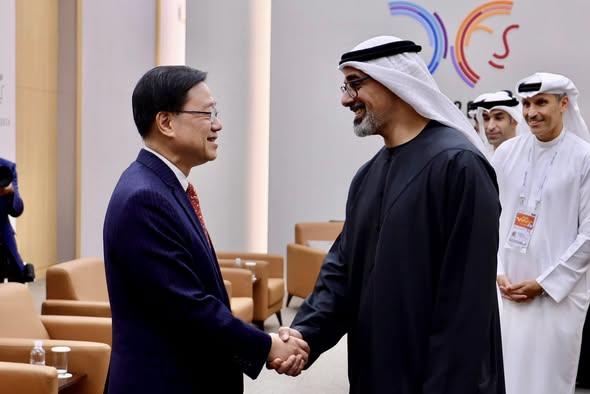 行政長官李家超在南韓慶州APEC會場，與阿聯酋阿布扎比王儲會面。(李家超 Facebook 圖片)