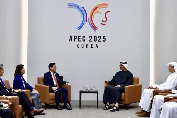 李家超在APEC會場阿聯酋王儲會面，冀支持香港與海灣阿拉伯國家合作委員會(海合會)，以整體集團形式達成自由貿易協議。(李家超 Facebook 圖片)