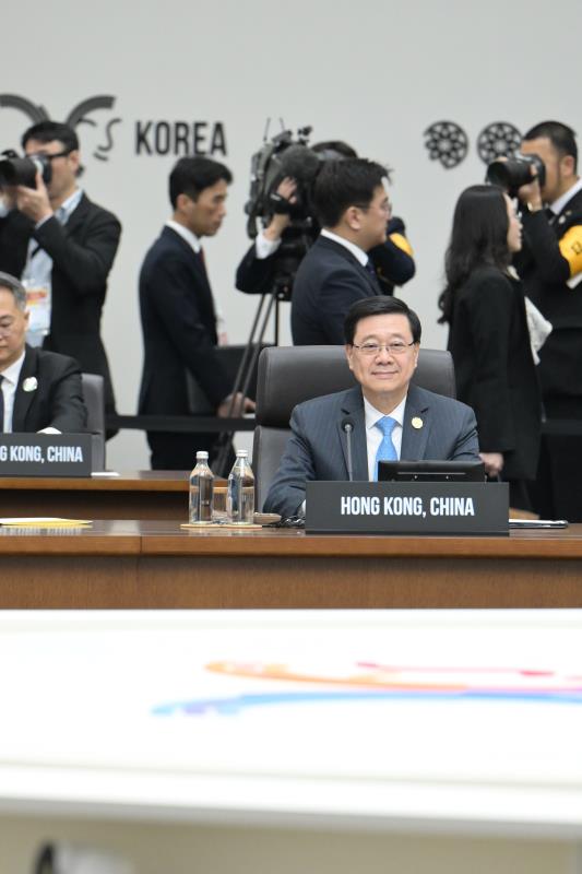 李家超在南韓慶州出席亞太區經濟合作組織領導人非正式會議。 (圖片來源: 政府新聞處)