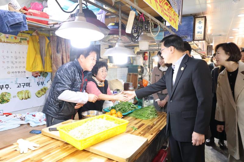李家超今早和團隊成員前往慶州中央市場，感受當地市井煙火氣息。 （李家超Facebook專頁圖片）