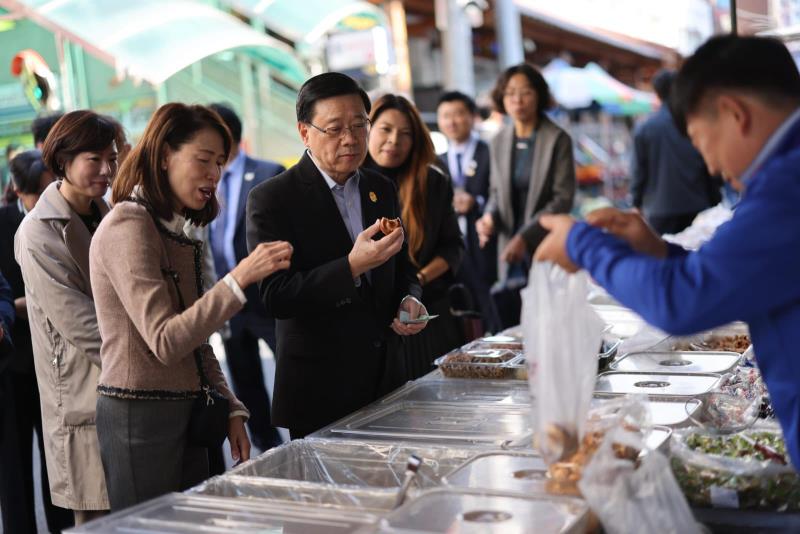 李家超今早和團隊成員前往慶州中央市場，感受當地市井煙火氣息。 （李家超Facebook專頁圖片）
