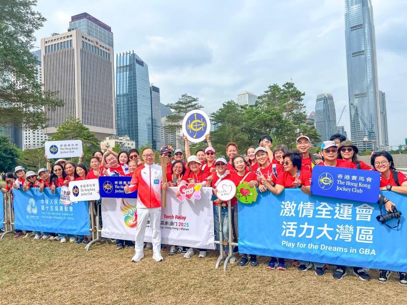 馬會義工隊成員沿著火炬傳遞路線，在金鐘、尖沙咀及啟德為火炬手打氣。