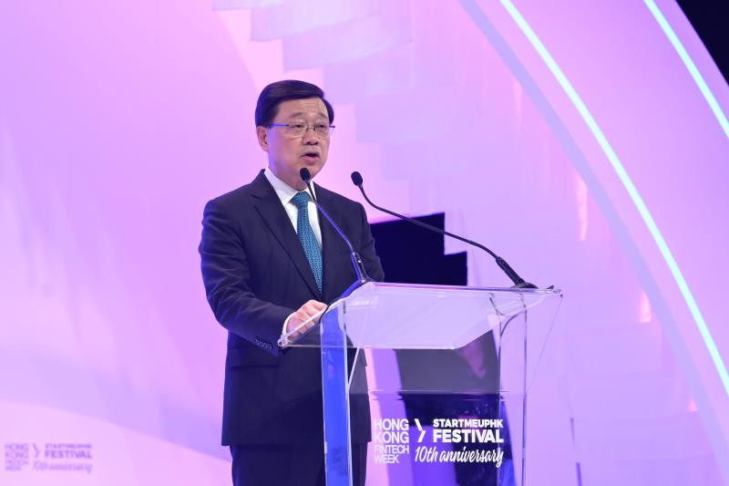 行政長官李家超預計，到2032年，金融科技行業總收入將超過6千億美元，年均增長率超過兩成八。政府圖片。