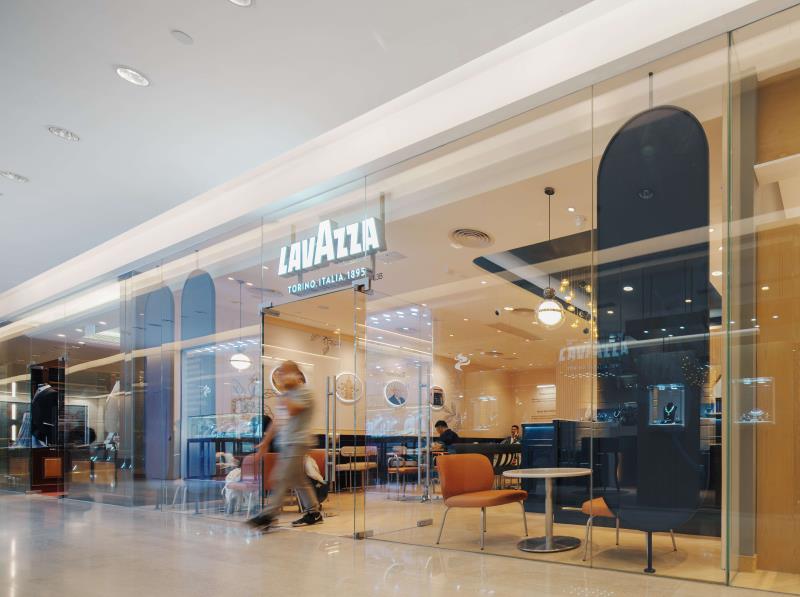 百勝中國與意大利咖啡品牌Lavazza合作，在港開設首間咖啡店，今日在中環正式揭幕。百勝中國圖片。