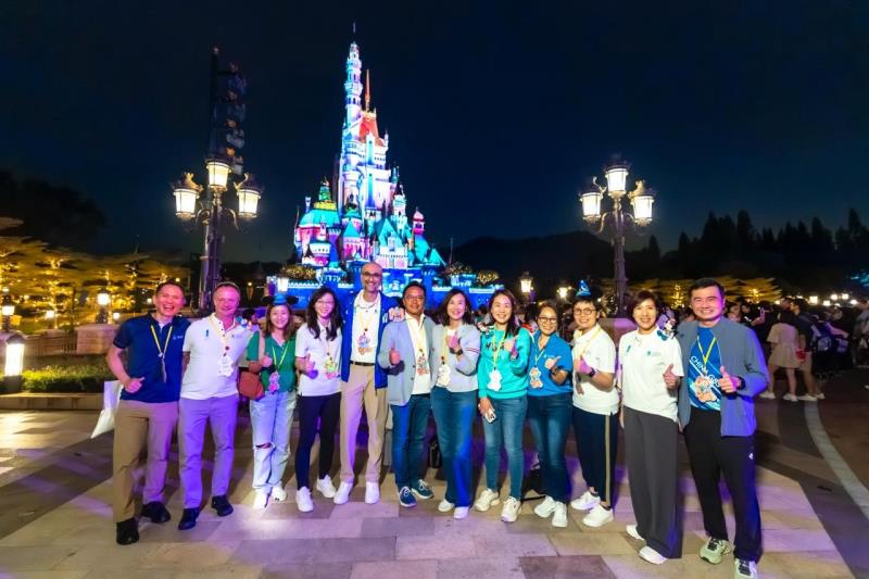 渣打香港「感謝員工派對」移師到迪士尼樂園舉行，表揚團隊的努力成果，並嘉許一眾幕後英雄同事。渣打圖片。