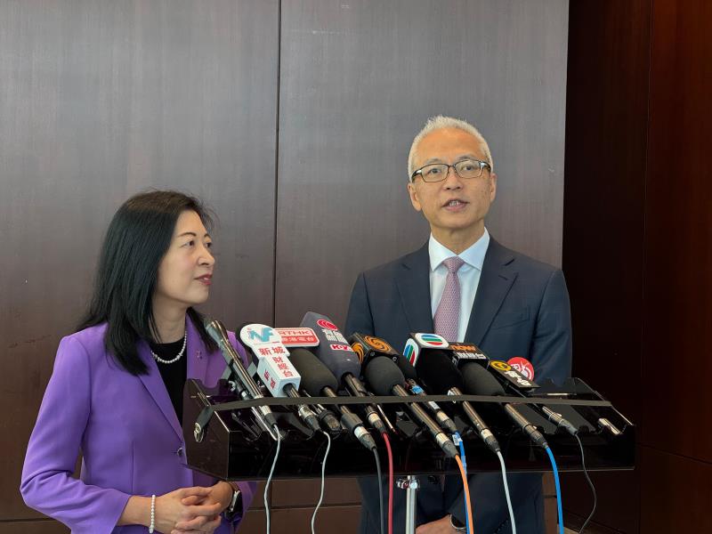 劉碧茵(左)表示，未來12個月將專注拓展迅清結算的業務，強調以自有資金入股，不會影響集團派息政策。方穎暉攝。