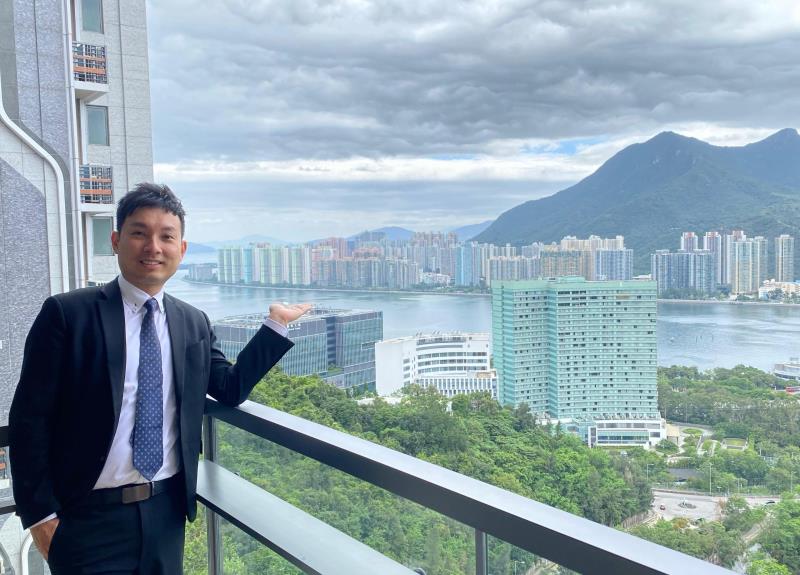 詹勳榮表示，「名日．九肚山」今日以1902萬元售出一伙三房海景戶，實用面積1053平方呎，屬三房一套連儲物房及洗手間間隔。