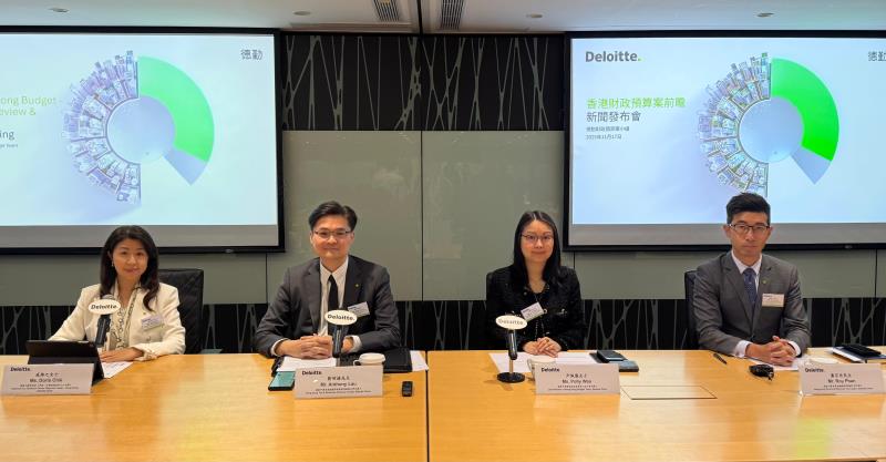 德勤中國香港財政預算案小組主管合夥人尹佩儀（右二）表示，股票印花稅收入增加，帶動公共財政改善。方穎暉攝。