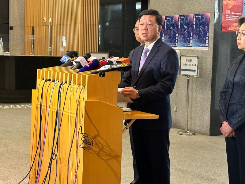 李家超指要把四中全會精神應用於日常工作。 (梁雪瑩攝)