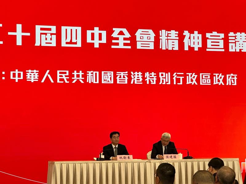 祝衛東(左)指中國是世界經濟增長的主要動力源和引擎。(梁雪瑩攝)