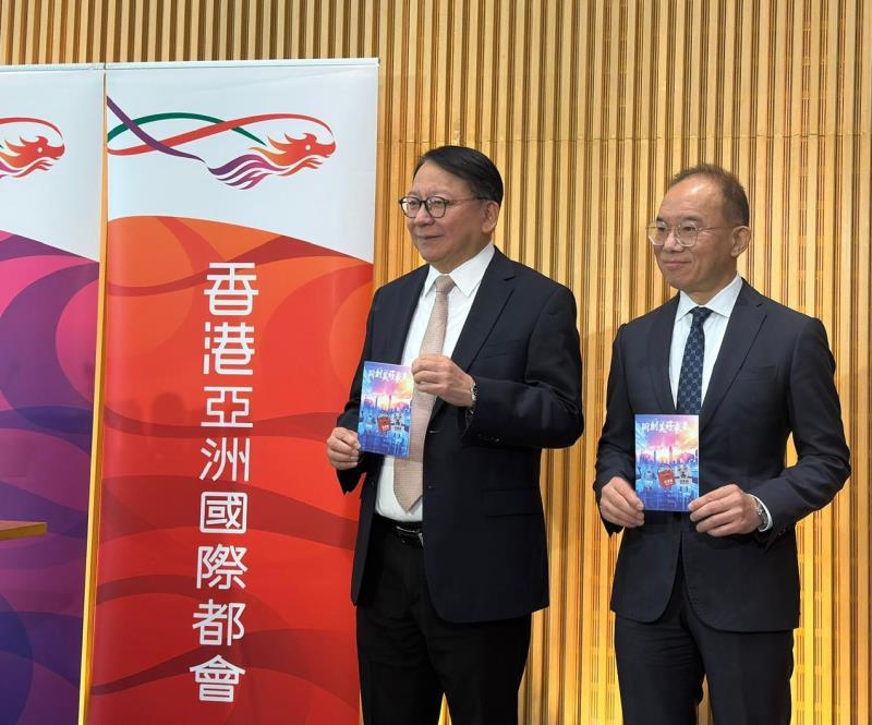 陳國基(左)：心意謝卡沒有任何識別，不會用來證明公務員或放半天假的機構僱員是否有投票。