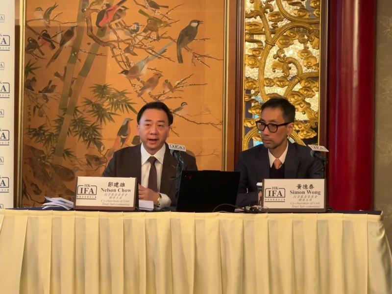 投資基金委員會聯席主席鄒建雄（左）相信，在減息預期下，明年投資者將增加風險偏好。方穎暉攝。