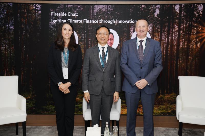 （左起）Emperor 中東可持續發展董事Danielle Bistacchi、香港金管局副總裁陳維民和迪拜金管局總裁施衛民交流以創新推動氣候融資。 （政府新聞處圖片）