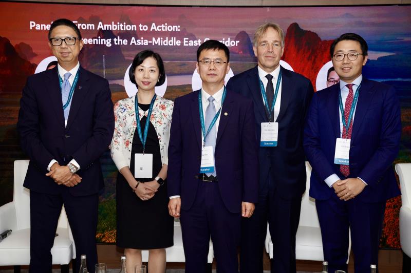 （（左起）香港交易所集團總法律顧問及集團首席可持續發展總監周冠英、渣打銀行董事總經理，大中華區及北亞區可持續金融主管甘露穎、中國工商銀行迪拜國際金融中心分行總經理劉華、迪拜金融市場及納斯達克迪拜行政副總裁及產品研發主管Eric Salomons和善水資本主席及首席執行官張堃交流如何構建綠色亞洲——中東走廊。 （政府新聞處圖片）