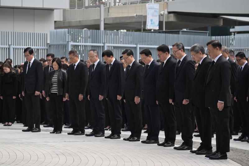 行政長官李家超聯同主要官員在政府總部，哀悼在大埔宏福苑火災不幸罹難的人士。(政府新聞處囻片)