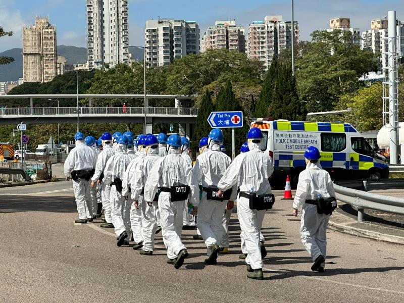 災難遇害者辨認組600名警員，分批進入宏福苑災場，搜集DNA等遺體資料，供家屬辦認。