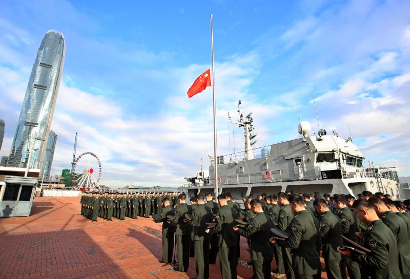 駐港部隊多個建築物及軍營今日下半旗 向宏福苑死難居民及殉職消防員致哀。(駐港部隊囻片)