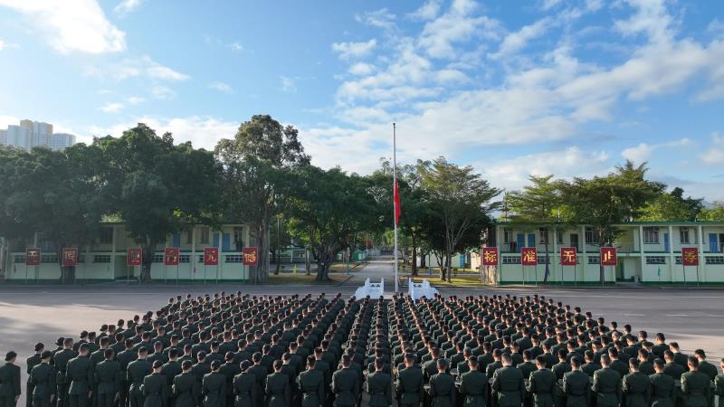駐港部隊分別在中區軍用碼頭、中環、昂船洲、石崗、新圍等軍營舉行悼念儀式，深切悼念宏福苑死難居民和殉職消防員。(駐港部隊囻片)