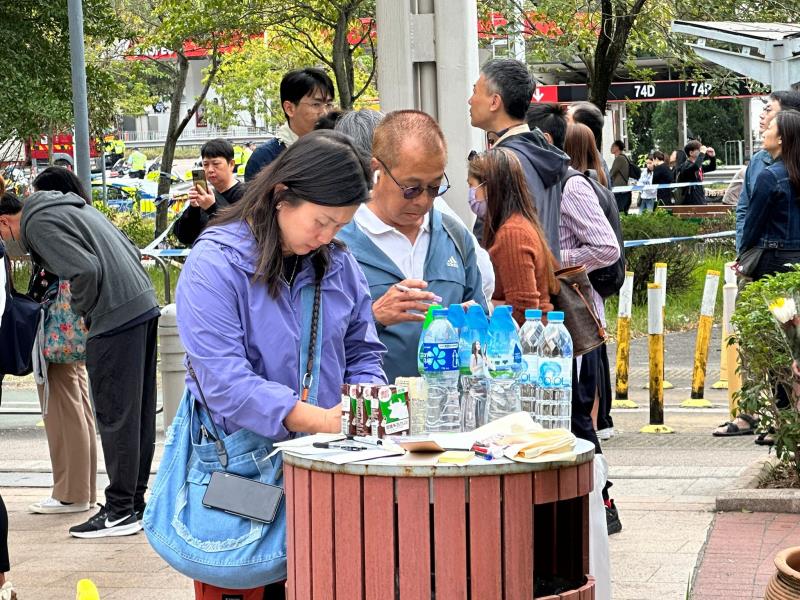 市民紛紛填寫心意卡，表達哀思，願宏福苑罹難居民安息。