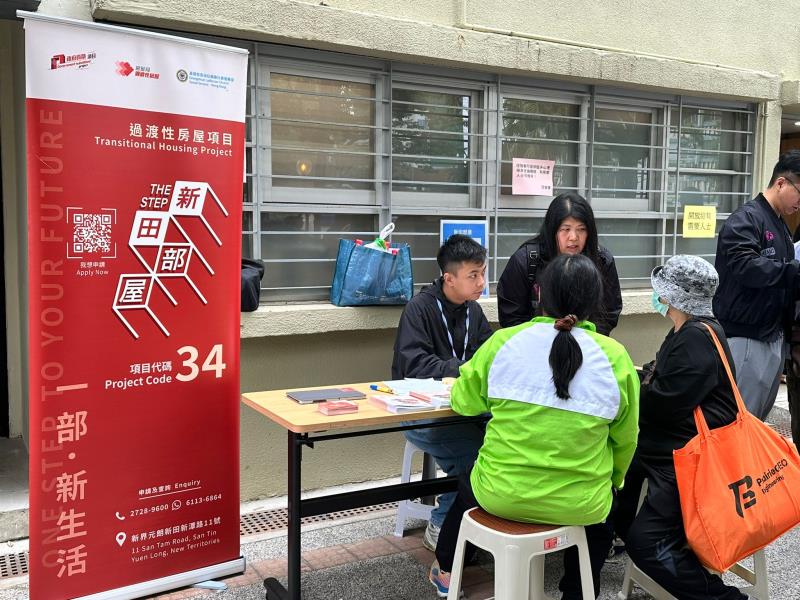 宏福苑倖存居民首要解決住宿，志願機構設攤位助災民申請過渡房屋。