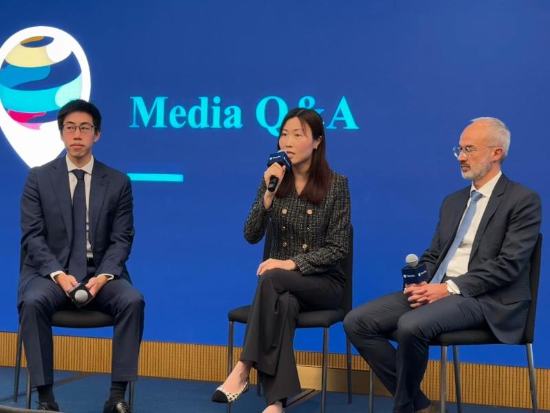 普徠仕股票部投資專家伍心鈿（中）表示，超配內地股市，尤其看好科技創新等板塊。方穎暉攝。